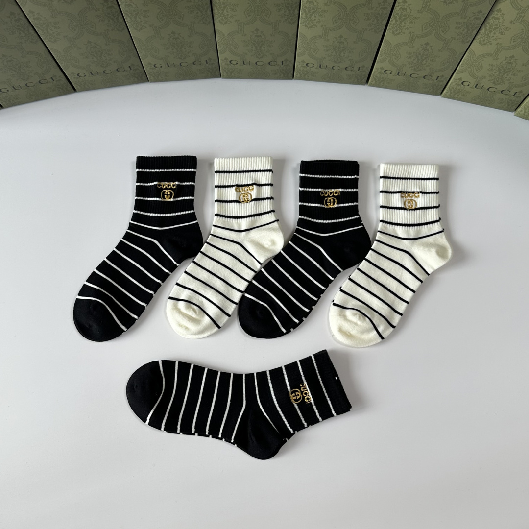 💛配包装 Gucci（古驰）新款中长款堆堆袜袜子！一盒五双， 专柜同步筒款袜子，💛大牌出街，潮人必备。超好搭