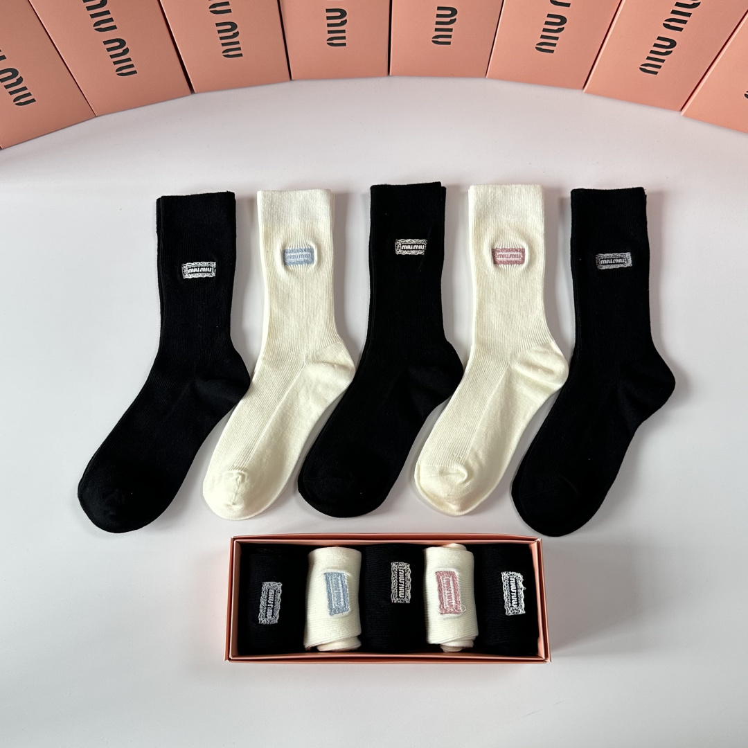 💛配包装 MiuMiu（缪缪）新款羊绒刺绣中长款堆堆袜袜子！一盒五双， 专柜同步筒款袜子，💛大牌出街，潮人必备。超好搭