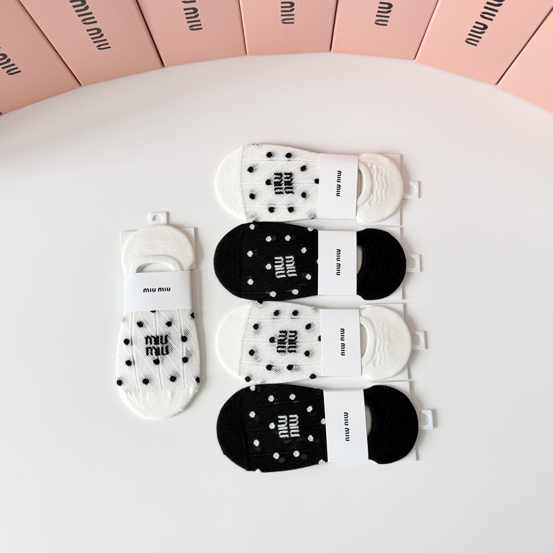 💛配专柜包装 MIUMIU（缪缪）新款船袜隐形袜堆堆袜袜子！一盒五双，专柜同步筒袜袜子，💛大牌出街，潮人必备。超好搭