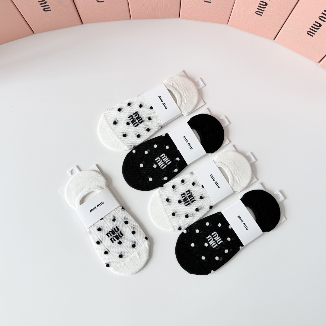 💛配专柜包装 MIUMIU（缪缪）新款船袜隐形袜堆堆袜袜子！一盒五双，专柜同步筒袜袜子，💛大牌出街，潮人必备。超好搭