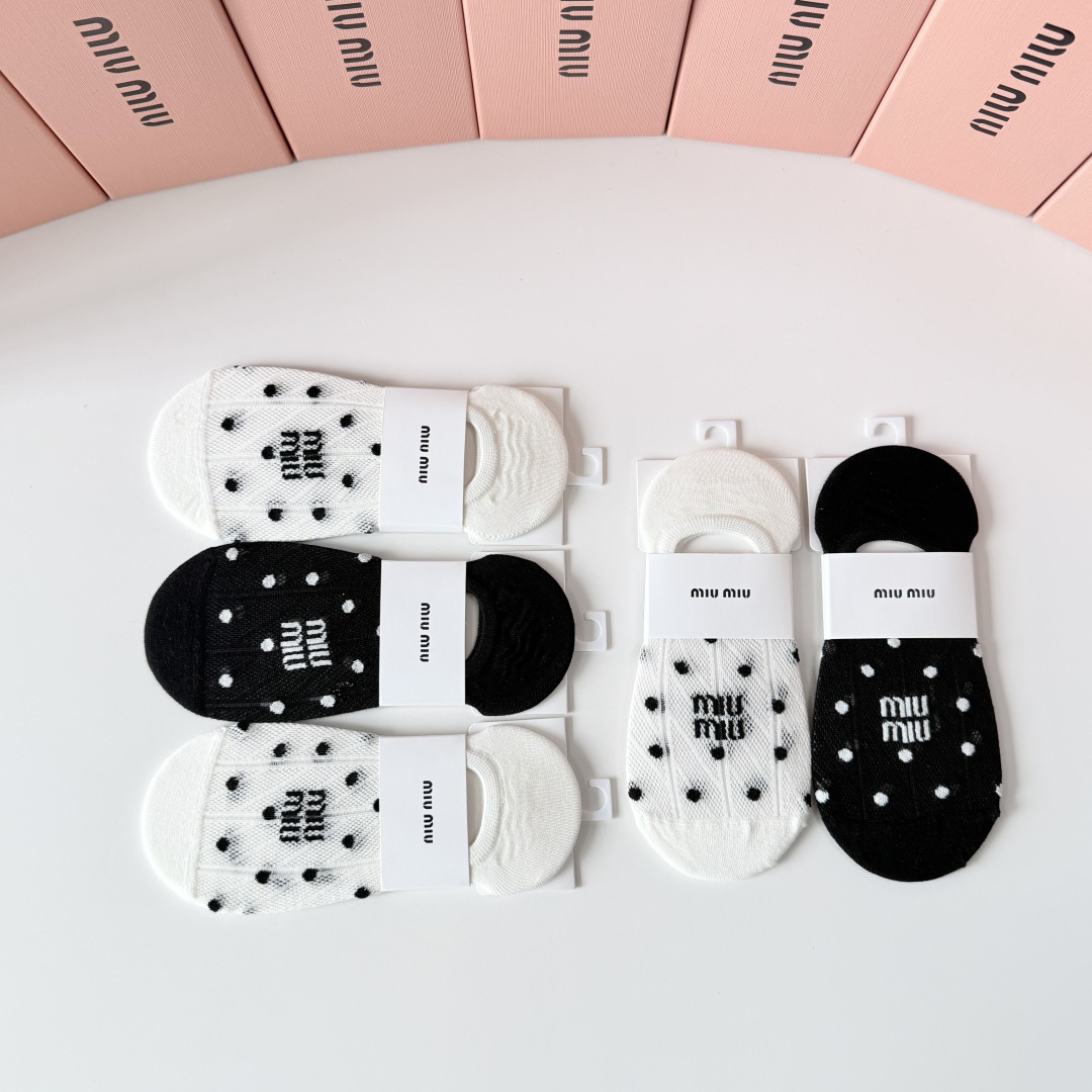 💛配专柜包装 MIUMIU（缪缪）新款船袜隐形袜堆堆袜袜子！一盒五双，专柜同步筒袜袜子，💛大牌出街，潮人必备。超好搭