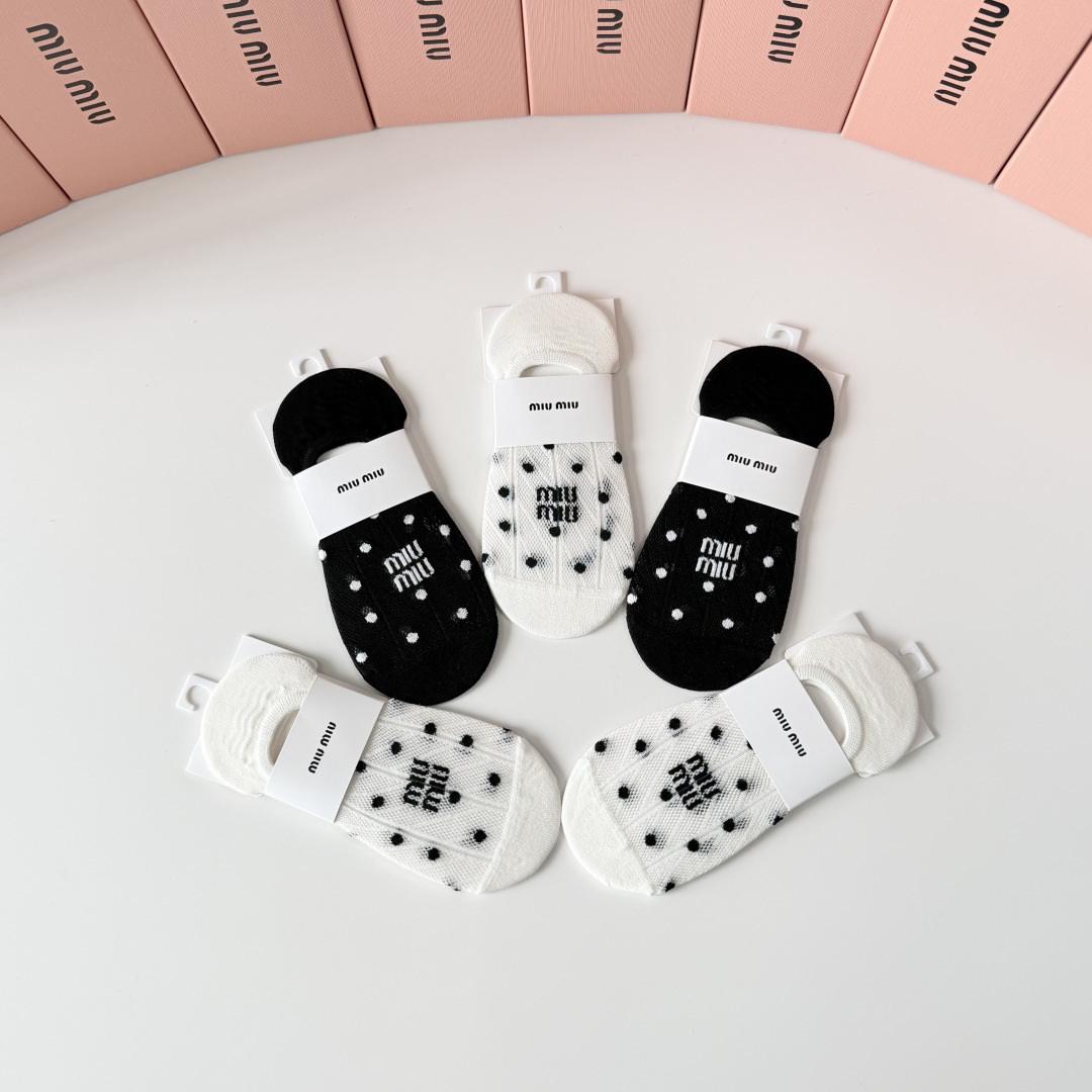 💛配专柜包装 MIUMIU（缪缪）新款船袜隐形袜堆堆袜袜子！一盒五双，专柜同步筒袜袜子，💛大牌出街，潮人必备。超好搭