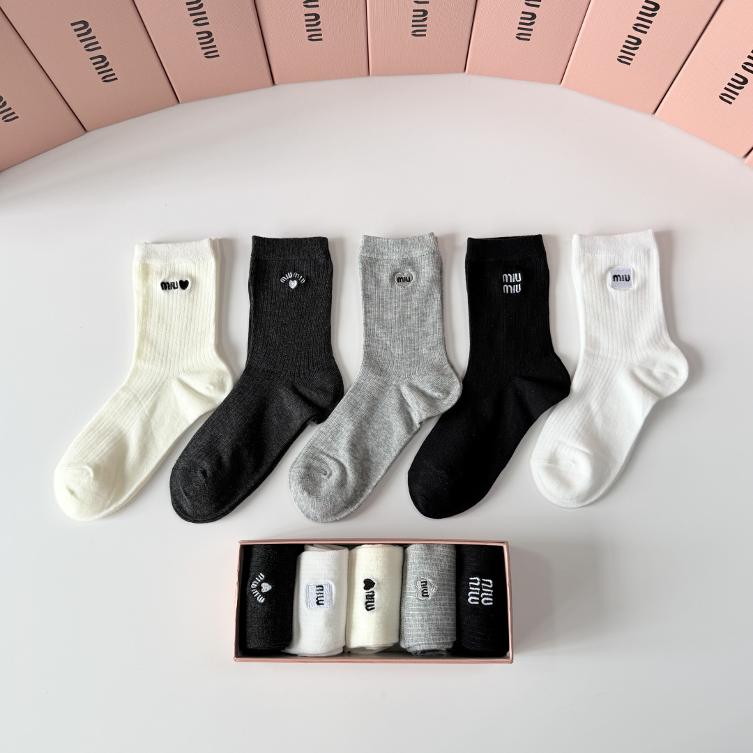 💛配专柜包装 MiuMiu（缪缪）新款刺绣中长款堆堆袜袜子！一盒五双，专柜同步筒袜袜子，💛大牌出街，潮人必备。超好搭