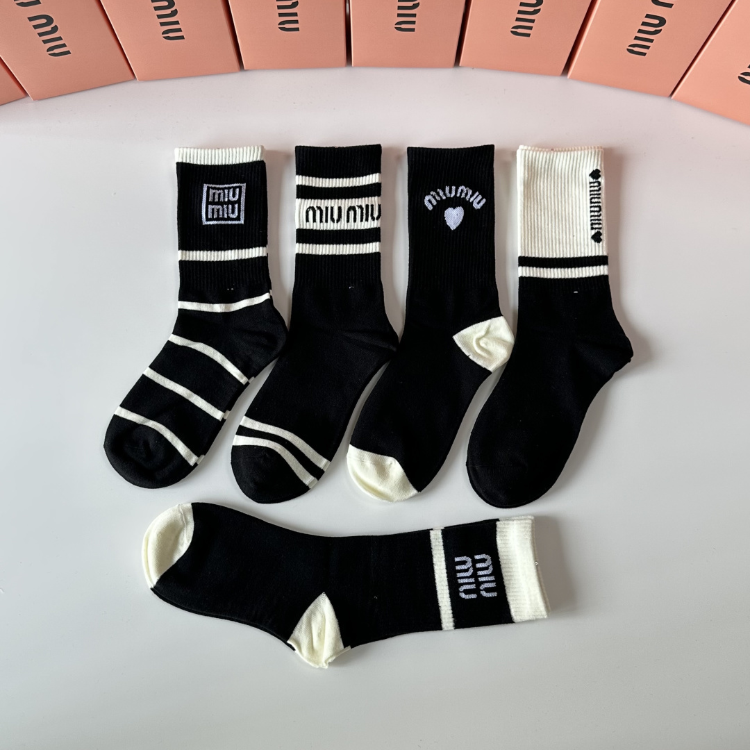 💛配专柜包装 MiuMiu（缪缪）新款刺绣中长款堆堆袜袜子！一盒五双，专柜同步筒袜袜子，💛大牌出街，潮人必备。超好搭