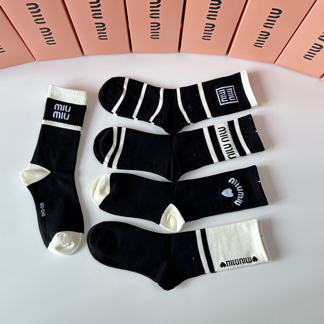 💛配专柜包装 MiuMiu（缪缪）新款刺绣中长款堆堆袜袜子！一盒五双，专柜同步筒袜袜子，💛大牌出街，潮人必备。超好搭
