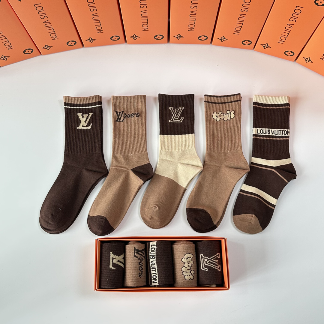 💛配专柜包装 LV（路易威登）新款中长款堆堆袜袜子！一盒五双，专柜同步筒袜袜子，💛大牌出街，潮人必备。超好搭