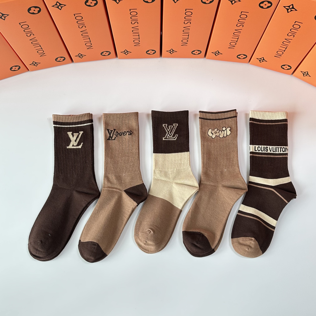 💛配专柜包装 LV（路易威登）新款中长款堆堆袜袜子！一盒五双，专柜同步筒袜袜子，💛大牌出街，潮人必备。超好搭