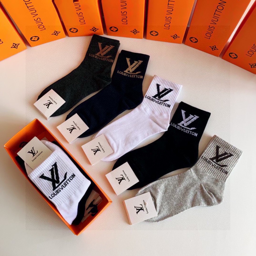 💛配包装 LV（路易威登）新款经典中长款堆堆袜袜子！一盒五双， 专柜同步筒袜袜子，💛大牌出街，潮人必备。超好搭。