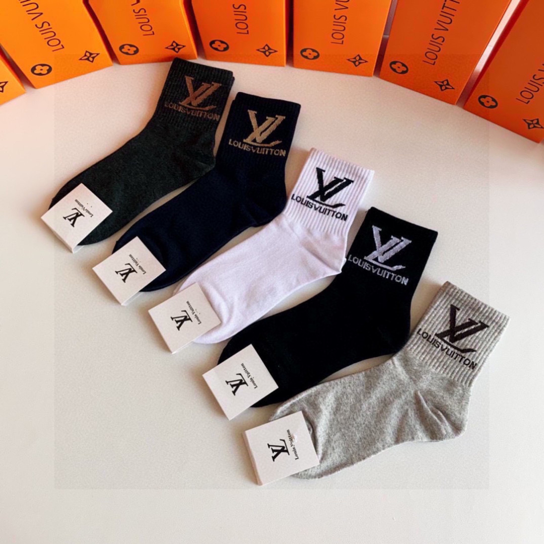 💛配包装 LV（路易威登）新款经典中长款堆堆袜袜子！一盒五双， 专柜同步筒袜袜子，💛大牌出街，潮人必备。超好搭。