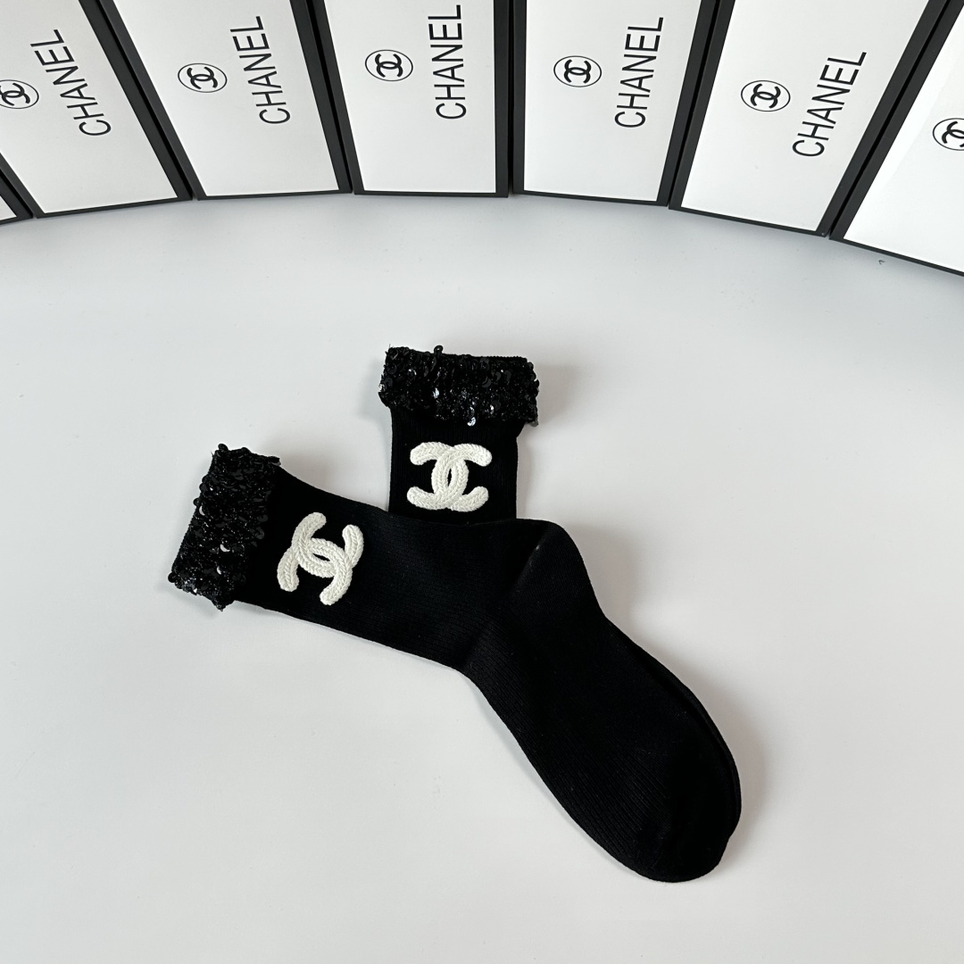 💛配包装 Chanel（香奈儿）新款经典重工饰品袜堆堆袜袜子！一盒一双， 专柜同步筒款袜子，💛大牌出街，潮人必备。超好搭