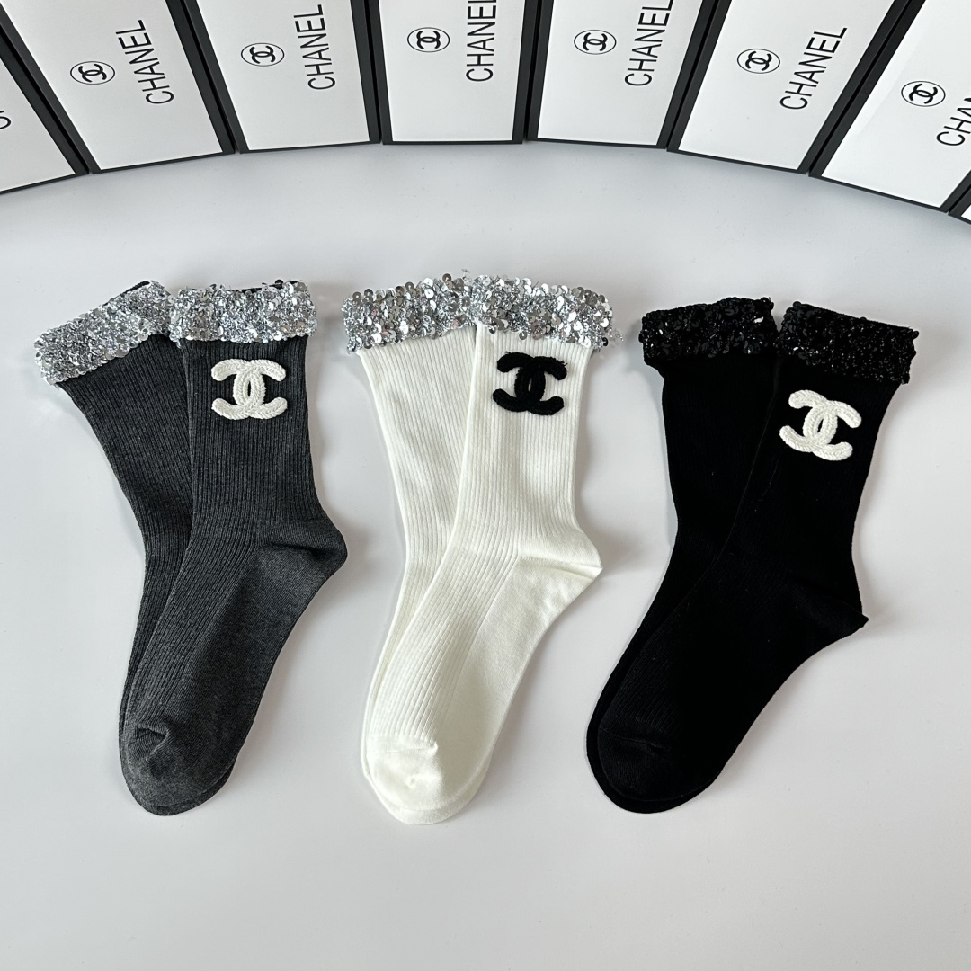 💛配包装 Chanel（香奈儿）新款经典重工饰品袜堆堆袜袜子！一盒一双， 专柜同步筒款袜子，💛大牌出街，潮人必备。超好搭
