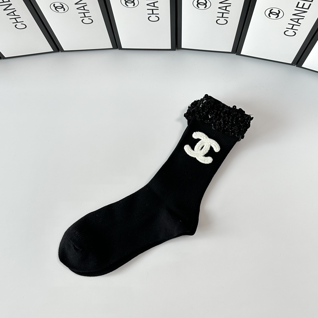 💛配包装 Chanel（香奈儿）新款经典重工饰品袜堆堆袜袜子！一盒一双， 专柜同步筒款袜子，💛大牌出街，潮人必备。超好搭