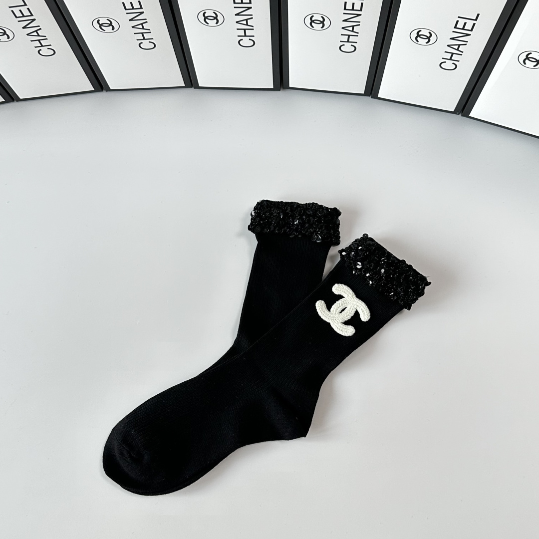 💛配包装 Chanel（香奈儿）新款经典重工饰品袜堆堆袜袜子！一盒一双， 专柜同步筒款袜子，💛大牌出街，潮人必备。超好搭