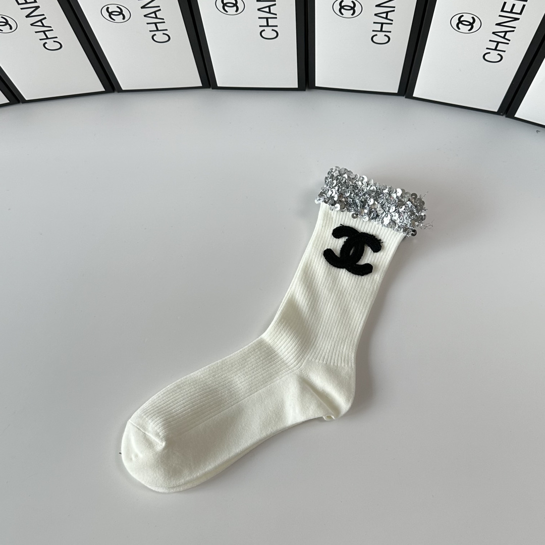 💛配包装 Chanel（香奈儿）新款经典重工饰品袜堆堆袜袜子！一盒一双， 专柜同步筒款袜子，💛大牌出街，潮人必备。超好搭
