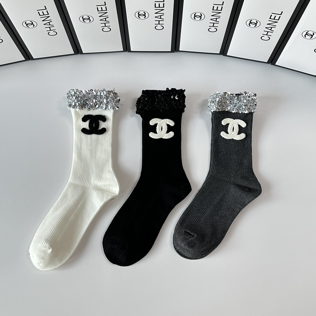 💛配包装 Chanel（香奈儿）新款经典重工饰品袜堆堆袜袜子！一盒一双， 专柜同步筒款袜子，💛大牌出街，潮人必备。超好搭