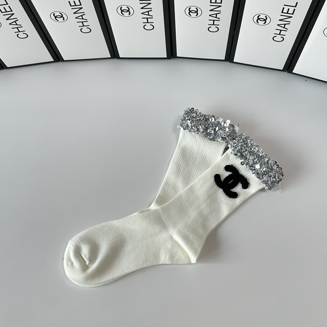 💛配包装 Chanel（香奈儿）新款经典重工饰品袜堆堆袜袜子！一盒一双， 专柜同步筒款袜子，💛大牌出街，潮人必备。超好搭