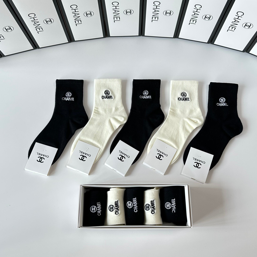 💛配专柜包装 Chanel（香奈儿）新款刺绣中长款堆堆袜袜子！一盒五双，专柜同步筒袜袜子，💛大牌出街，潮人必备。超好搭
