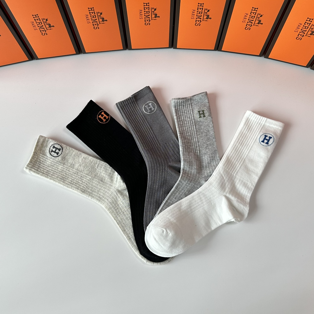 💛配包装 Hermes（爱马仕）新款经典中长筒袜堆堆袜袜子！一盒五双， 专柜同步筒袜袜子，💛大牌出街，潮人必备。超好搭。