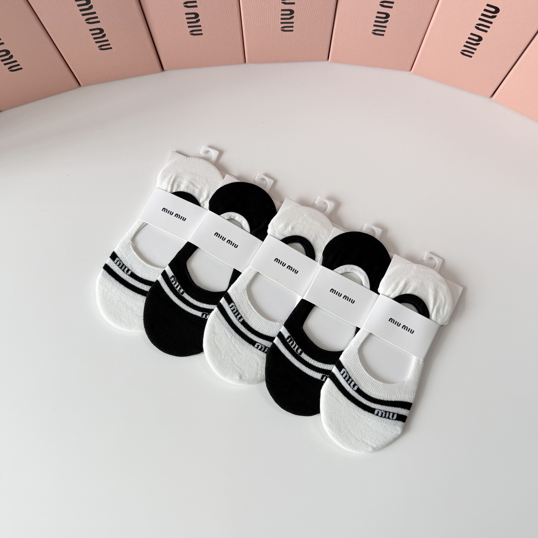 💛配专柜包装 MiuMiu（缪缪）新款船袜隐形袜堆堆袜袜子！一盒五双，专柜同步筒袜袜子，💛大牌出街，潮人必备。超好搭