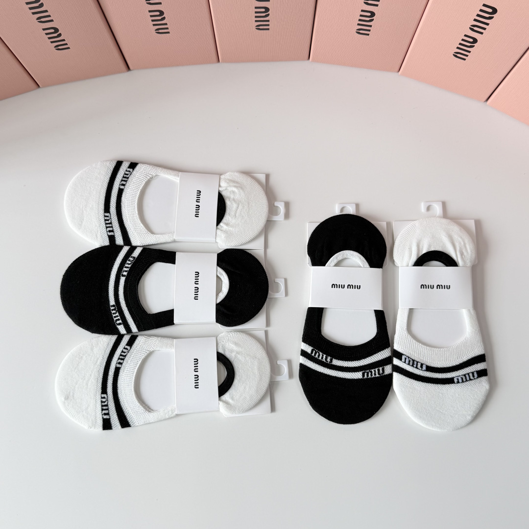 💛配专柜包装 MiuMiu（缪缪）新款船袜隐形袜堆堆袜袜子！一盒五双，专柜同步筒袜袜子，💛大牌出街，潮人必备。超好搭