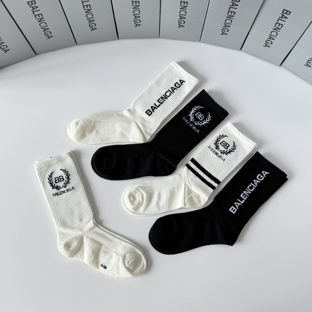 💛配专柜包装 Balenciaga（巴黎世家）新款中长款堆堆袜袜子！一盒五双，专柜同步筒袜袜子，💛大牌出街，潮人必备。超