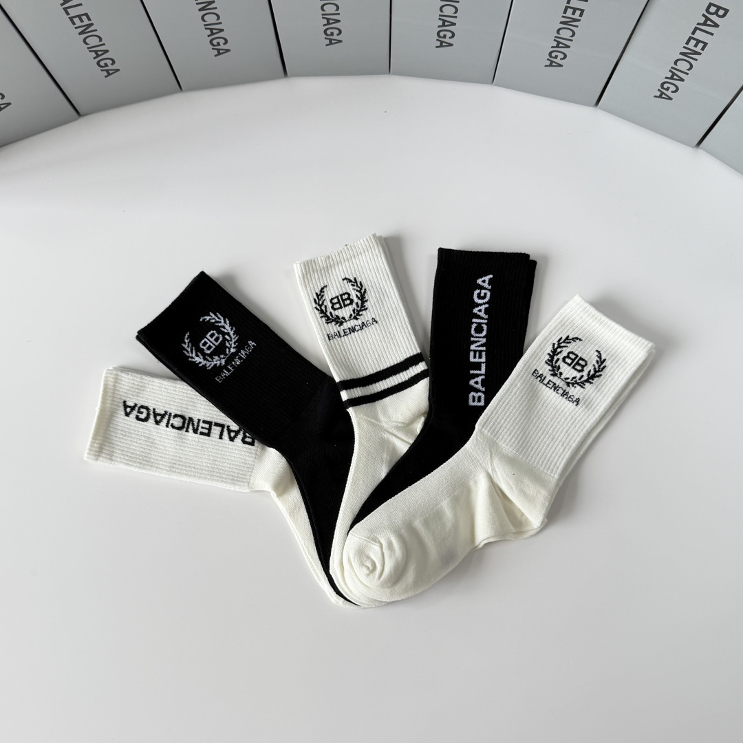💛配专柜包装 Balenciaga（巴黎世家）新款中长款堆堆袜袜子！一盒五双，专柜同步筒袜袜子，💛大牌出街，潮人必备。超