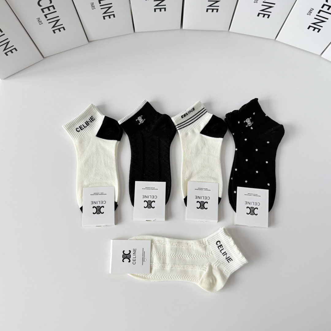 💛配包装 Celine（赛琳）新款中短款堆堆袜袜子！一盒五双， 专柜同步筒款袜子，💛大牌出街，潮人必备。超好搭