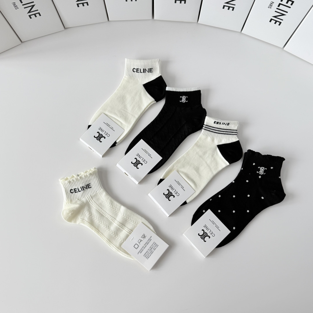 💛配包装 Celine（赛琳）新款中短款堆堆袜袜子！一盒五双， 专柜同步筒款袜子，💛大牌出街，潮人必备。超好搭