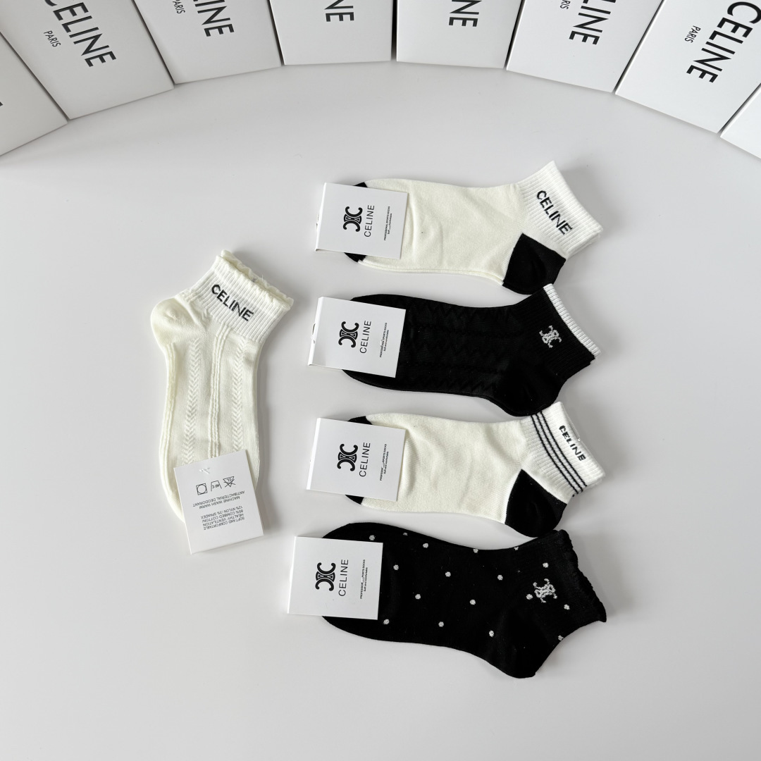 💛配包装 Celine（赛琳）新款中短款堆堆袜袜子！一盒五双， 专柜同步筒款袜子，💛大牌出街，潮人必备。超好搭