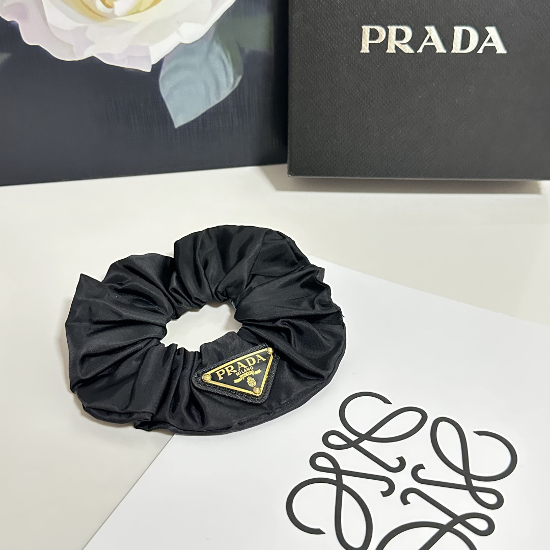 NO:920714,Special (single) with full set of packaging Prada's popular hair band, shipped from the counter. It looks very high-end at first glance. It is super versatile. You must keep your own hairpins, hairpins, prada, prada, hairpins.19860909特（单个）配全套包装 Prada（普拉达）爆款发圈,专柜款出货 一看就特别高档 超级百搭 必须自留发夹,发夹,prada,prada,hairpins,accessory
