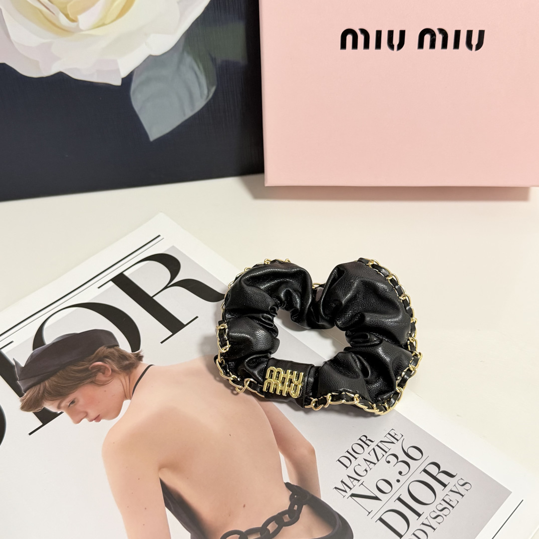 NO:920717,Special packaging MiuMiu (Miu Miu) classic hair tie looks great on the head or on the hand. Fashionable and versatile, a must-have item for everyone. Hairpins, hairpins, miumiu, hairpins19860909特 配包装 MiuMiu（缪缪）经典发圈 带头上或者手上都非常好看 时尚百搭人手必备单品发夹,发夹,miumiu,hairpins,accessory