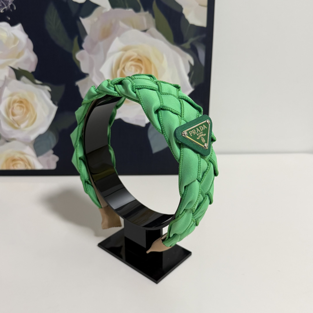 NO:920719,Specially equipped with counter packaging, Prada's latest hairbands. Little fairies can get it now. Special materials, no hair, salty or sweet ~ hairpins, hairpins, prada, prada, hairpins19860909特 配专柜包装 Prada（普拉达）最新发箍 小仙女快入手 特殊材质 不嘞头 可盐可甜～发夹,发夹,prada,prada,hairpins,accessory