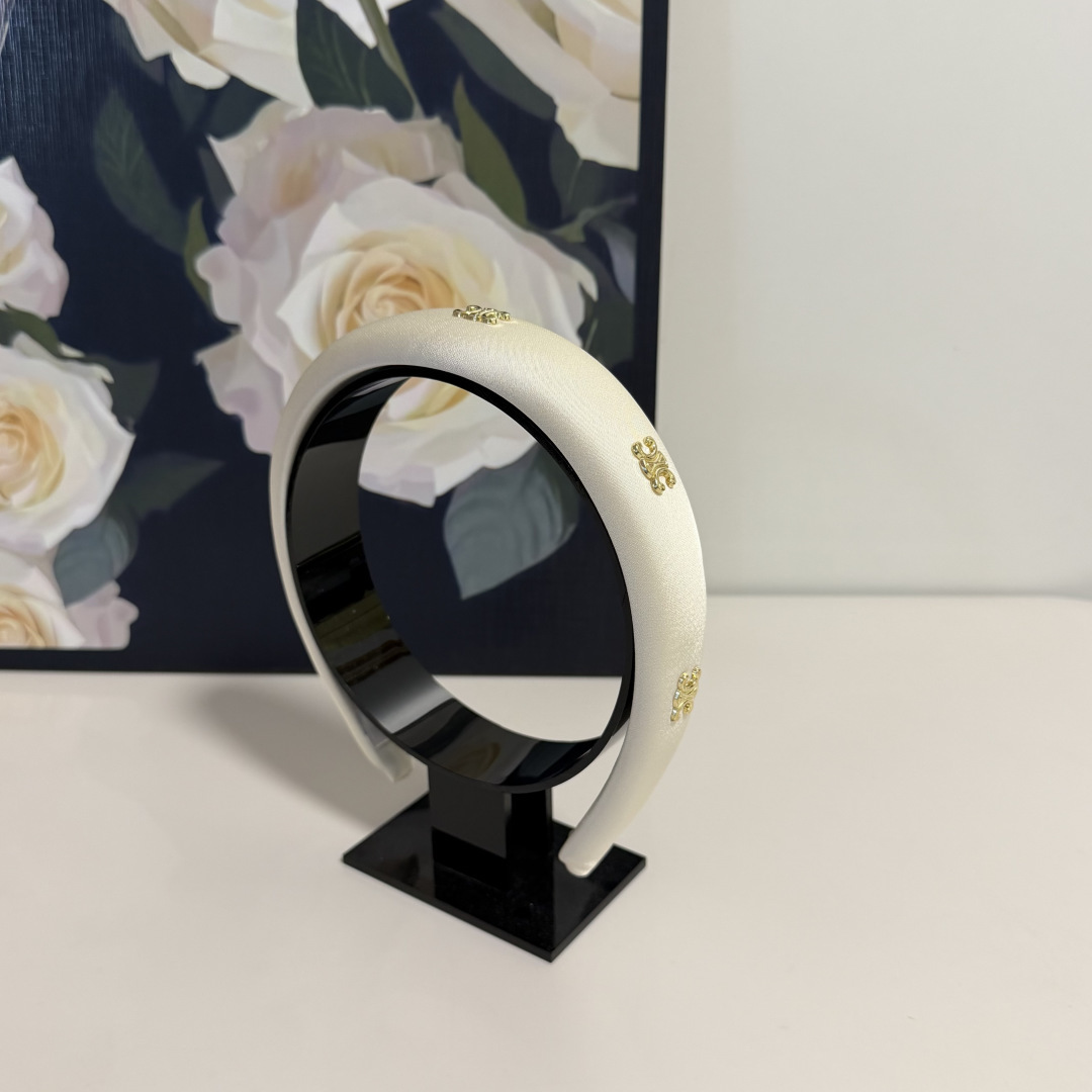 NO:920731,Special (single) with counter packaging Celine (Celine) latest hairband. Elegant girl is worth buying. Very easy to match. Temperament and taste. Hairpins, hairpins, celine, celine, hairpins19860909特（单个）配专柜包装 Celine（赛琳）最新发箍 优雅的girl值得入手 非常好搭配 气质有品位发夹,发夹,celine,celine,hairpins,accessory