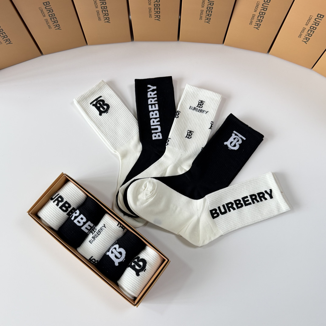 💛配包装 Burberry （巴宝莉）新款经典中长筒堆堆袜袜子！一盒五双， 专柜同步筒袜袜子，💛大牌出街，潮人必备。超好