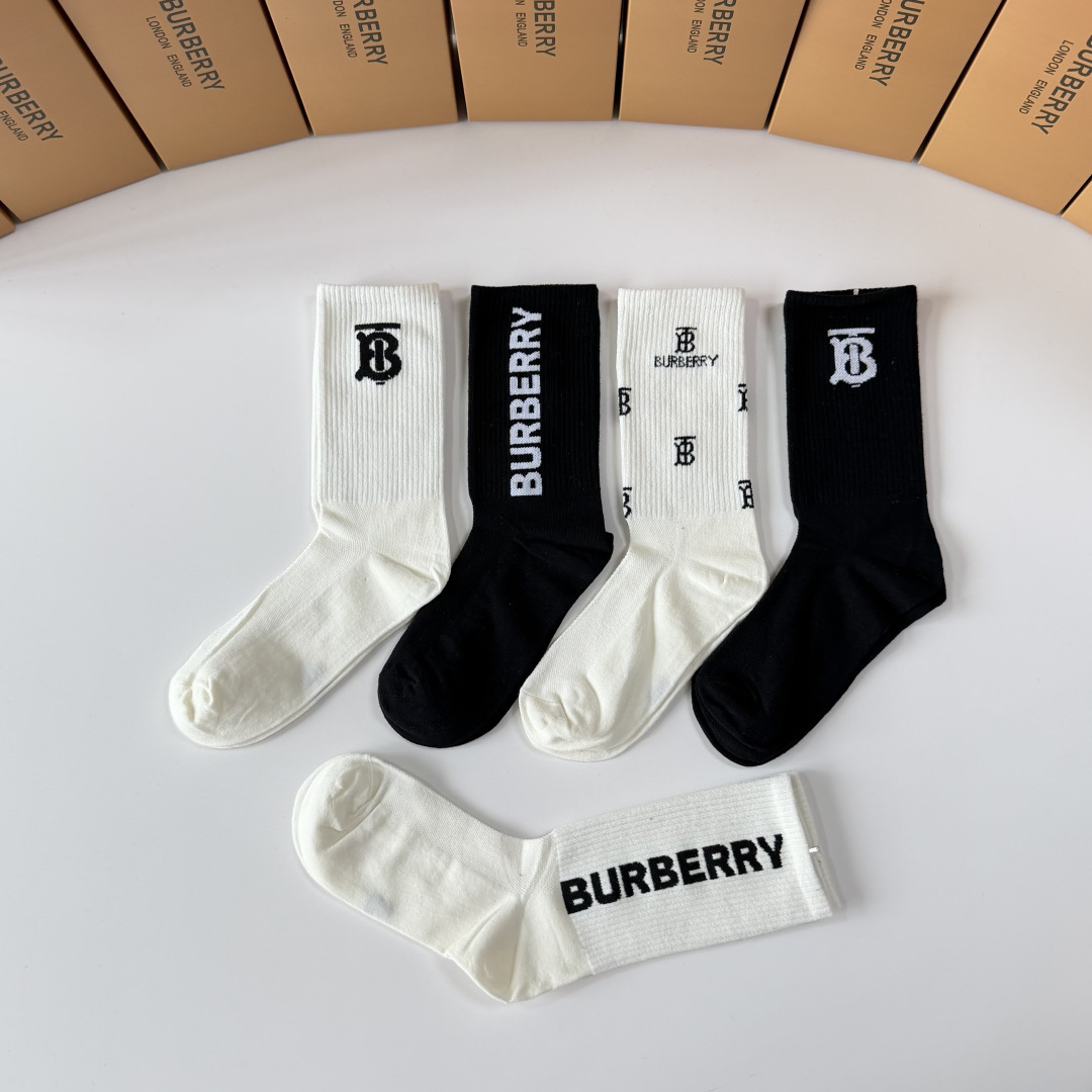 💛配包装 Burberry （巴宝莉）新款经典中长筒堆堆袜袜子！一盒五双， 专柜同步筒袜袜子，💛大牌出街，潮人必备。超好