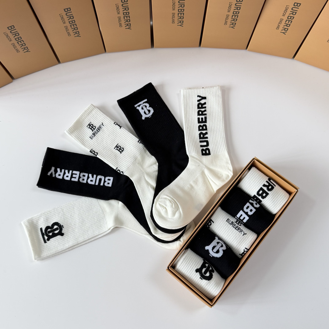 💛配包装 Burberry （巴宝莉）新款经典中长筒堆堆袜袜子！一盒五双， 专柜同步筒袜袜子，💛大牌出街，潮人必备。超好