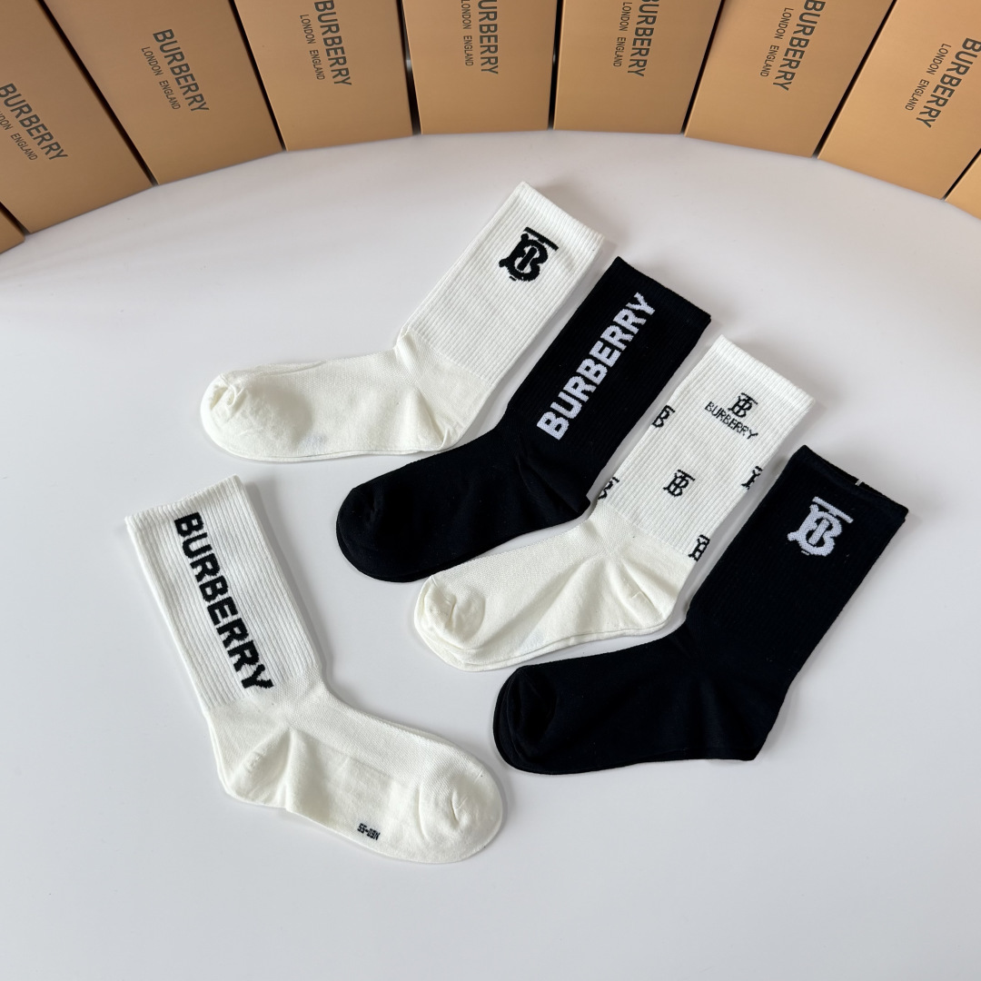 💛配包装 Burberry （巴宝莉）新款经典中长筒堆堆袜袜子！一盒五双， 专柜同步筒袜袜子，💛大牌出街，潮人必备。超好