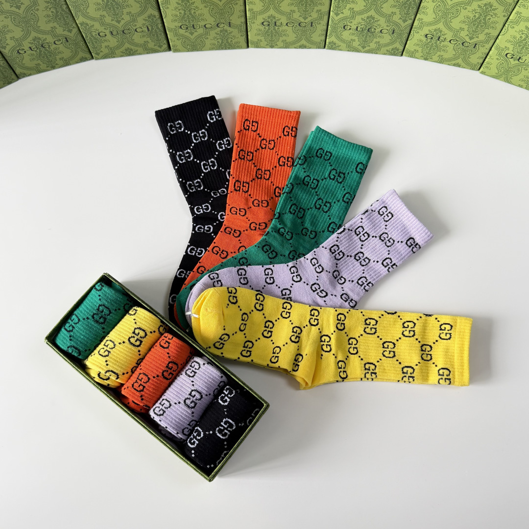 💛配专柜包装 Gucci（古驰）新款中长款堆堆袜袜子！一盒五双，专柜同步筒袜袜子，💛大牌出街，潮人必备。超好搭