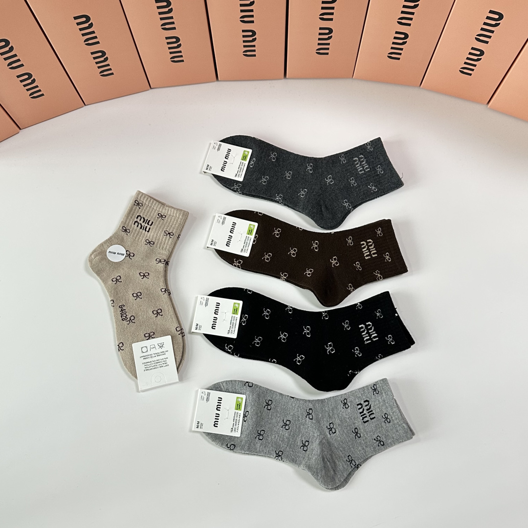 💛配专柜包装 MiuMiu（缪缪）新款羊毛中长款堆堆袜袜子！一盒五双，专柜同步筒袜袜子，💛大牌出街，潮人必备。超好搭。