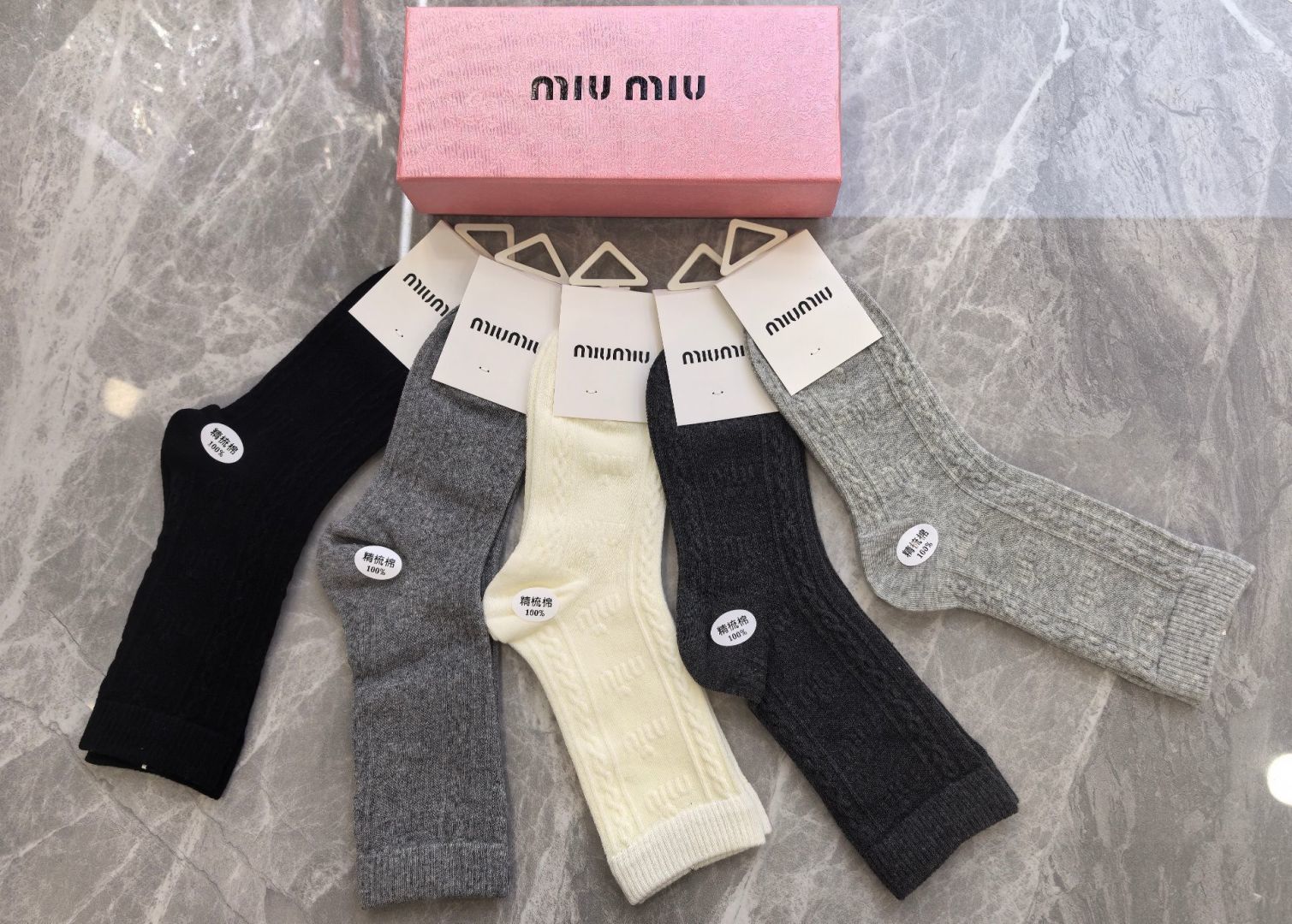💛配专柜包装 MiuMiu（缪缪）爆款出货#新款羊绒中长款堆堆袜袜子！一盒五双，专柜同步筒袜袜子，💛大牌出街，潮人必备。