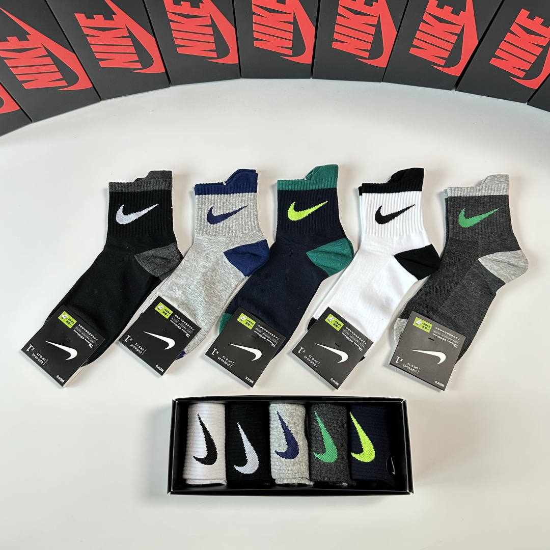 💛配专柜包装 NIKE（耐克）配新款中长款堆堆袜袜子！一盒五双，专柜同步筒袜袜子，💛大牌出街，潮人必备。超好搭。