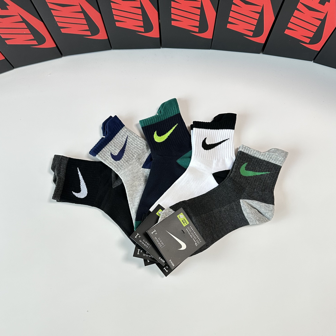 💛配专柜包装 NIKE（耐克）配新款中长款堆堆袜袜子！一盒五双，专柜同步筒袜袜子，💛大牌出街，潮人必备。超好搭。