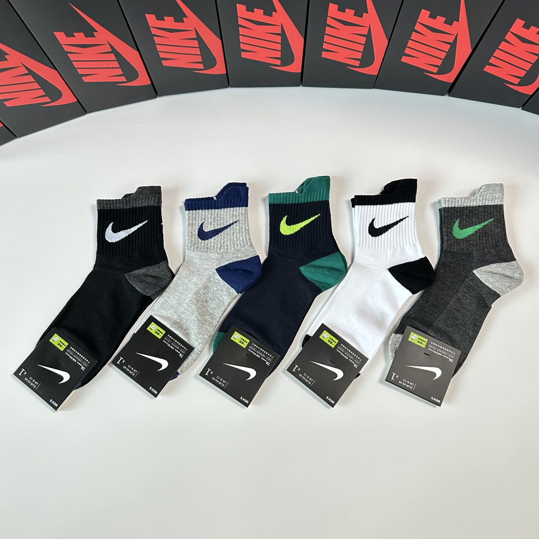 💛配专柜包装 NIKE（耐克）配新款中长款堆堆袜袜子！一盒五双，专柜同步筒袜袜子，💛大牌出街，潮人必备。超好搭。