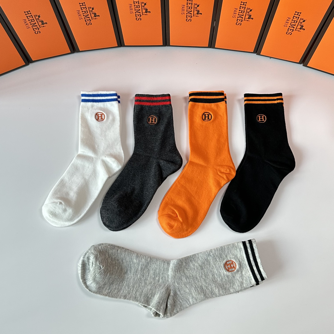 💛配专柜包装 Hermes （爱马仕）新款刺绣中长款堆堆袜袜子！一盒五双，专柜同步筒袜袜子，💛大牌出街，潮人必备。超好搭