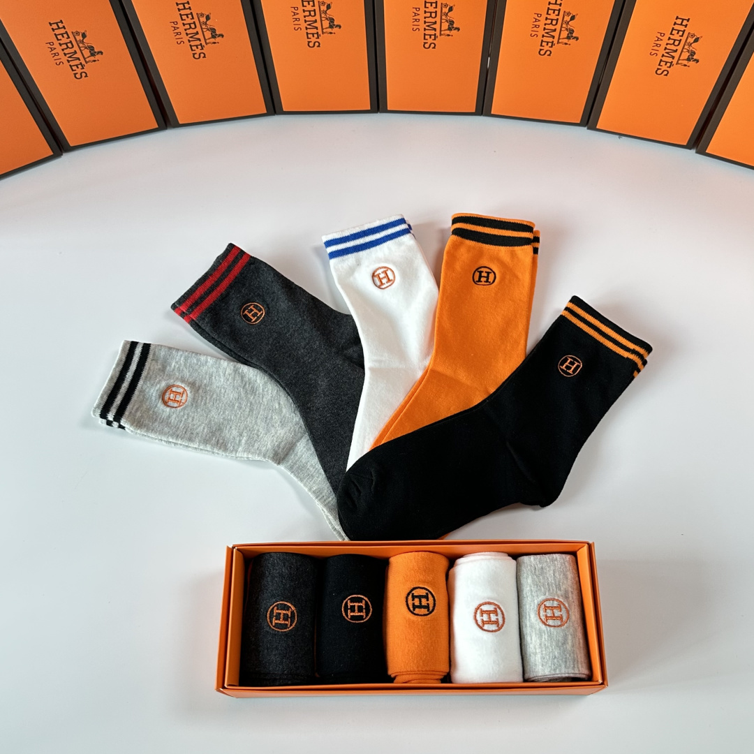 💛配专柜包装 Hermes （爱马仕）新款刺绣中长款堆堆袜袜子！一盒五双，专柜同步筒袜袜子，💛大牌出街，潮人必备。超好搭