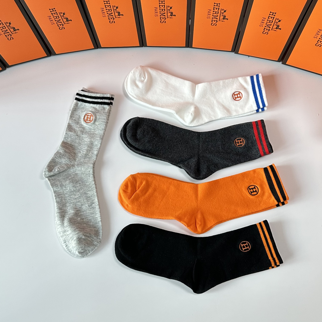 💛配专柜包装 Hermes （爱马仕）新款刺绣中长款堆堆袜袜子！一盒五双，专柜同步筒袜袜子，💛大牌出街，潮人必备。超好搭