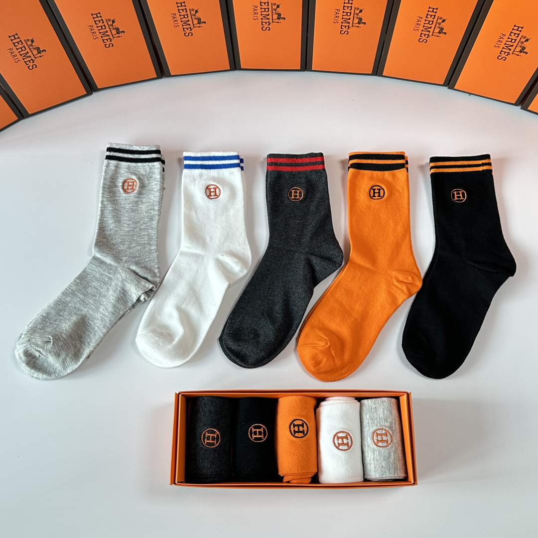 💛配专柜包装 Hermes （爱马仕）新款刺绣中长款堆堆袜袜子！一盒五双，专柜同步筒袜袜子，💛大牌出街，潮人必备。超好搭