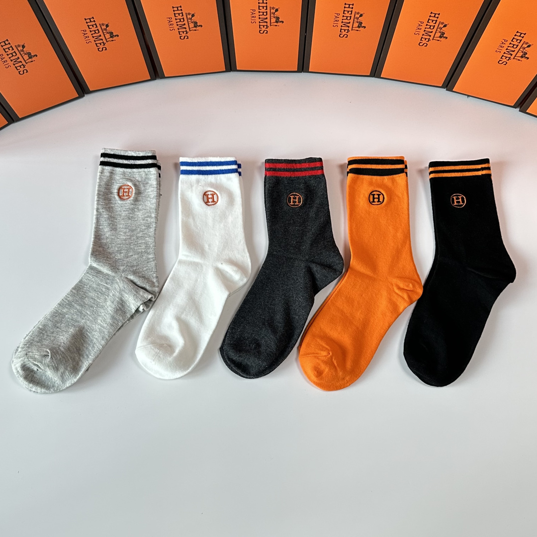 💛配专柜包装 Hermes （爱马仕）新款刺绣中长款堆堆袜袜子！一盒五双，专柜同步筒袜袜子，💛大牌出街，潮人必备。超好搭