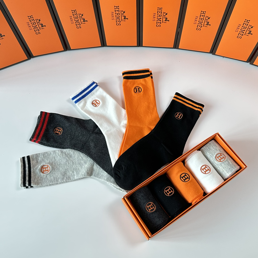 💛配专柜包装 Hermes （爱马仕）新款刺绣中长款堆堆袜袜子！一盒五双，专柜同步筒袜袜子，💛大牌出街，潮人必备。超好搭