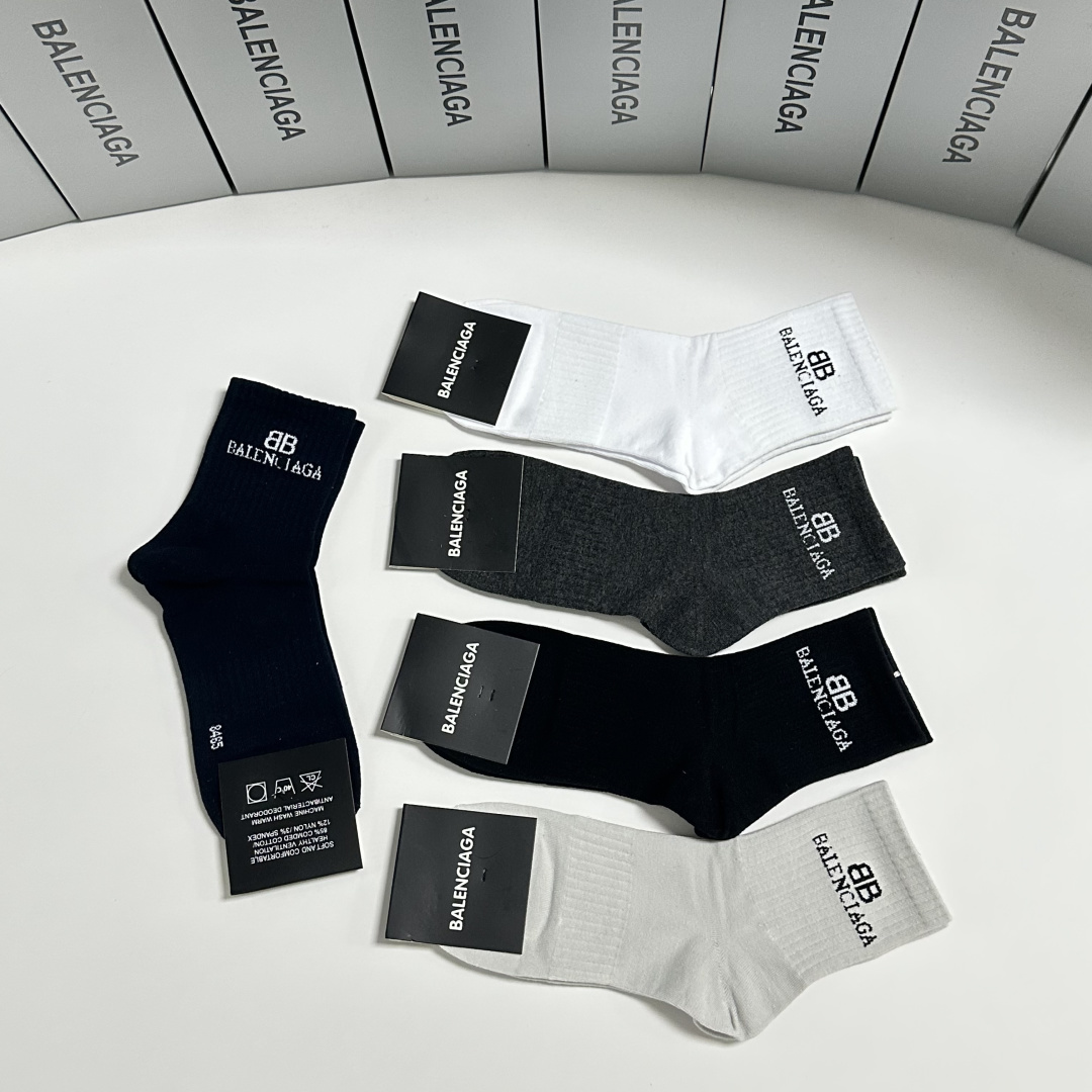 💛配专柜包装 Balenciaga（巴黎世家）新款中长款堆堆袜袜子！一盒五双，专柜同步筒袜袜子，💛大牌出街，潮人必备。超